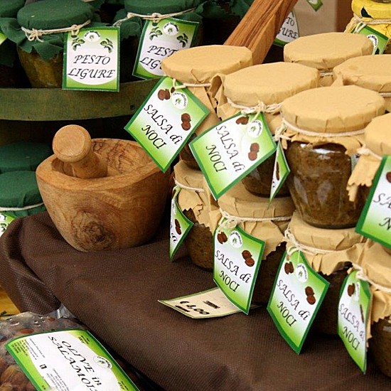 Guarda questa foto sul mercato rionale a Bajardo